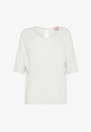 Camiseta blanca de manga corta y corte holgado con cuello redondo y un pequeño recorte en forma de ojo de cerradura en la parte trasera, con una etiqueta de marca rosa en el interior.