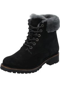 Stivaletti ankle in suede nero con un colletto in pelliccia grigia, punta rotonda, occhielli in metallo e suola robusta con un accento in legno nel sottopiede.