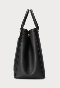 Črna torbica z urejenim dizajnom, izdelana iz teksturirane usnje, z dvema ročajema in zlatim zaklepom na zgornjem odprtju.