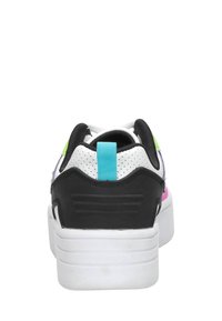 Sneaker met een voornamelijk zwart-wit ontwerp, voorzien van een geperforeerde bovenkant, een teal accent aan de achterkant en een gelaagde witte zool.