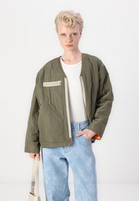Mads Nørgaard ART CHRISTEL  - Calças de ganga de corte relaxado - light denim