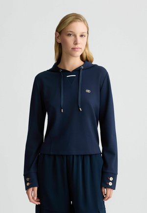 Felpa corta blu navy con cappuccio e cordino, design a V. Presenta dettagli in oro e maniche lunghe con bottoni sui polsini.
