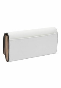 Biały skórzany portfel o gładkiej teksturze, prostokątnym kształcie i kontrastowymi ciemnymi wykończeniami wzdłuż krawędzi. Posiada zapięcie na klapę.