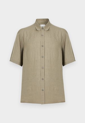 Cămașă bej din in, cu mâneci scurte, guler clasic și nasturi în față, prezentată pe un fundal alb simplu.