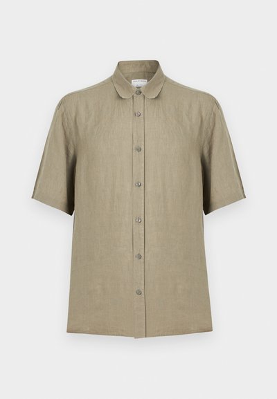 Μπεζ λινό πουκάμισο με κοντά μανίκια, κλασικό γιακά και κούμπωμα με κουμπιά στο μπροστινό μέρος, σε απλό λευκό φόντο.