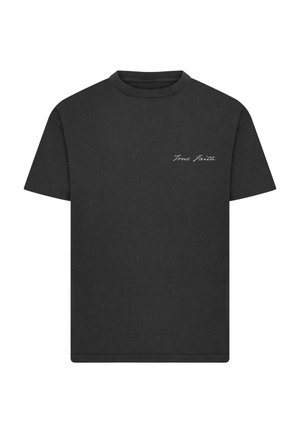 Schwarzes T-Shirt mit kurzen Ärmeln, auf der linken Brust ist "True Faith" in weißer Schreibschrift aufgestickt.