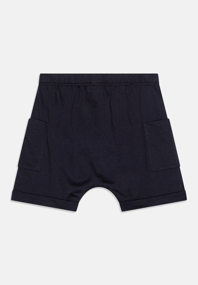 Pantalones cortos de algodón en color azul marino con cinturilla elástica, dos bolsillos laterales y un diseño de dobladillo enrollado. Textura suave y ajuste casual.