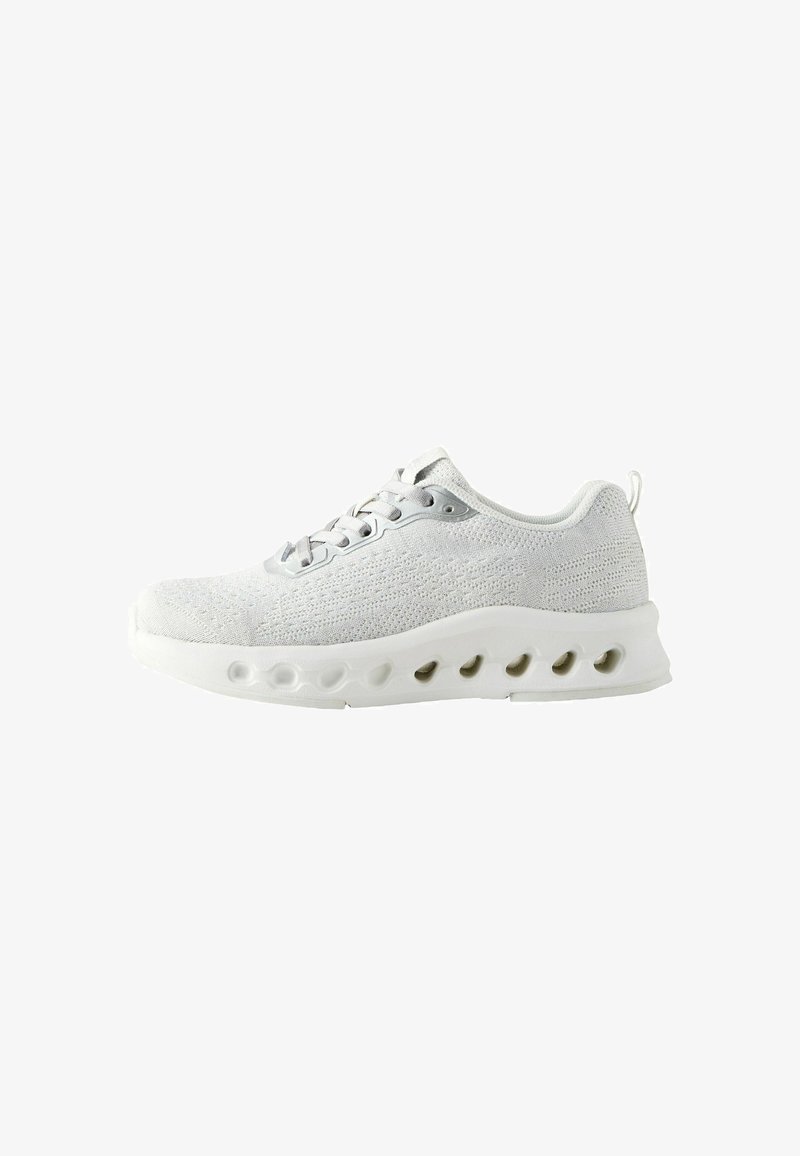 Chaussure de sport en tissu tricoté gris clair avec semelle blanche, comportant des trous de ventilation circulaires le long du côté et une fermeture à lacets.