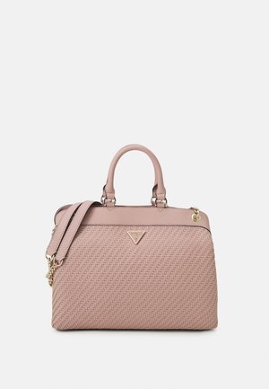 Rosa geflochtene Handtasche mit einer glatten Oberseite, zwei Griffen und einem abnehmbaren Schultergurt. Mit goldfarbenem Logo und Kettendetail.