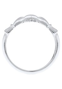 Silverring med en slät band, som har en bladliknande design vid axlarna och en polerad, reflekterande yta.