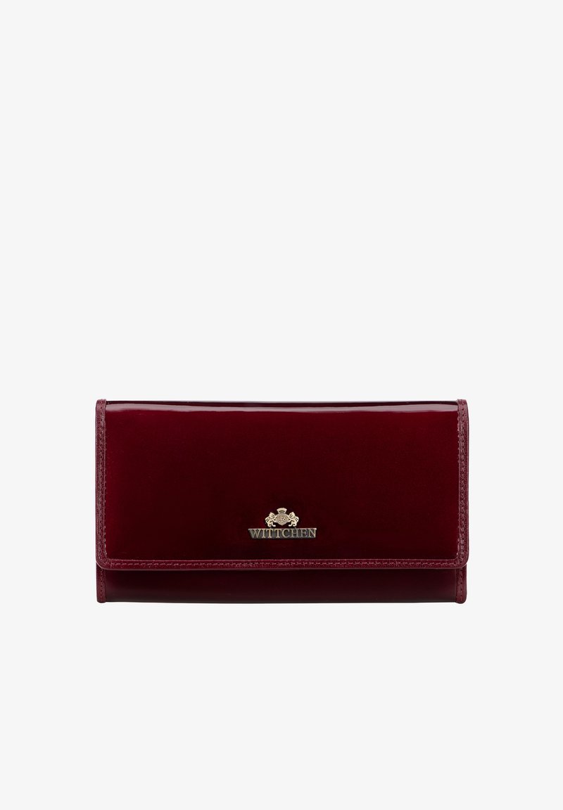 Lesklá burgundská peněženka vyrobená z umělé kůže se zlatým logem. Má obdélníkový tvar a hladký povrch.