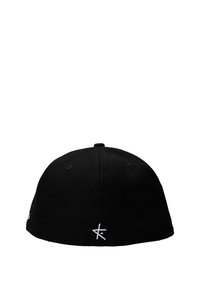 Cappello nero di forma arrotondata, realizzato in tessuto. Presenta un logo bianco ricamato sul retro. Nessun elemento o motivo di design aggiuntivo.