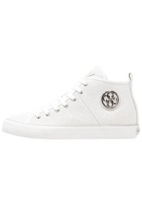 Białe trampki za kostkę wykonane z fakturowanego płótna, z srebrnymi przelotkami, okrągłą naszywką z logo po boku i gumową podeszwą.