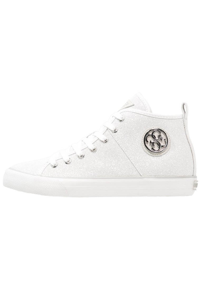 Białe trampki za kostkę wykonane z fakturowanego płótna, z srebrnymi przelotkami, okrągłą naszywką z logo po boku i gumową podeszwą.