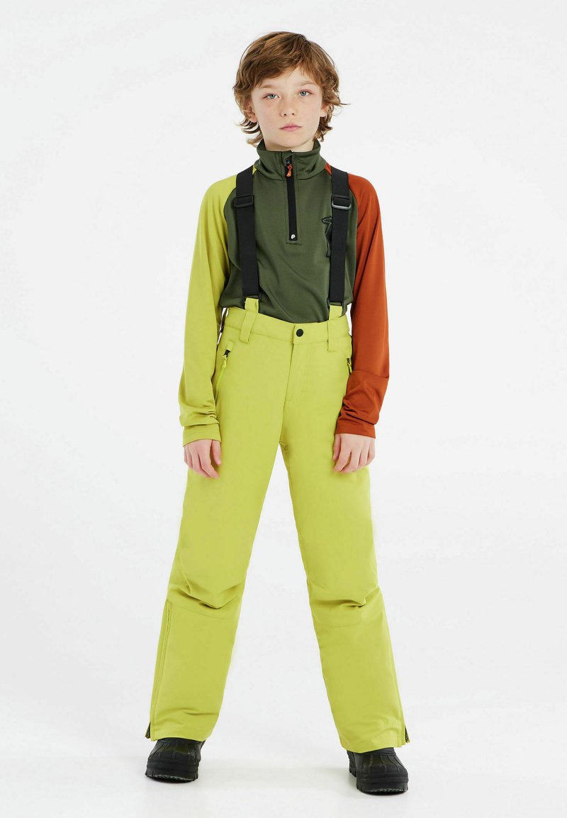 Maglia a maniche lunghe verde e marrone con collo a zip; pantaloni da sci lime brillanti con spalline regolabili; stivali da neve neri; vestibilità comoda; texture liscia.