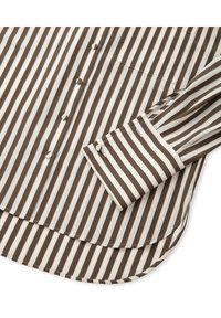 Camicia a righe marroni e crema, con una texture morbida, dettagli con bottoni, orlo curvo e taschino sul petto.