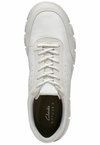 Sneaker in pelle bianca con punta rotonda, design perforato, chiusura con lacci e suola ammortizzata; presenta un morbido rivestimento interno.