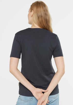 Dunkelgraues Kurzarm-T-Shirt mit Rundhalsausschnitt und lockerer Passform. Es verfügt über ein kleines Etikett an der Seite und besteht aus weichem Baumwollstoff.