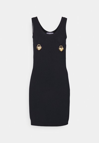 Rochie neagră fără mâneci, cu decolteu canalat, formă ajustată și două ornamente aurii în formă de inimă în față. Textură netedă.