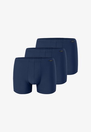 Drie paar donkerblauwe heren boxer shorts gemaakt van ribbelstof; met een zachte tailleband en zonder zichtbare naden.