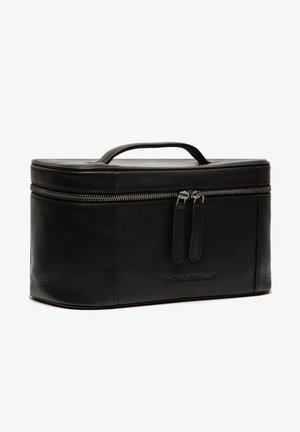 Neceser de cuero negro con forma rectangular, asa superior y cierre de doble cremallera. Presenta una superficie texturizada sutil y un detalle de logo.