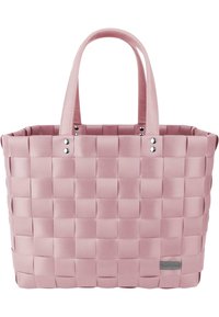 Geflochtener Aufbewahrungskorb in zartem Rosa, aus flexiblem Material gefertigt. Verfügt über stabile Griffe und metallische Akzente für zusätzliche Haltbarkeit.