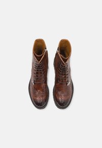 Bottines en cuir marron avec un motif crocodile, dotées d'un design à lacets, d'une fermeture éclair et d'une semelle texturée. Doublure intérieure lisse.