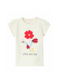 T-shirt a maniche corte color crema con una grafica di un fiore rosso, due coccinelle rosse e il testo "LITTLE LOVE BUG" in nero. Materiale in cotone morbido.