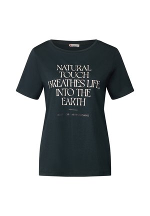 Schwarzes Baumwoll-T-Shirt mit kurzen Ärmeln, Rundhalsausschnitt und cremefarbenem Text: "NATURAL TOUCH BREATHES LIFE INTO THE EARTH", mittig auf der Vorderseite platziert.