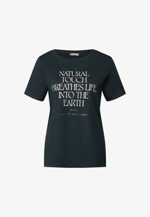 Schwarzes Baumwoll-T-Shirt mit kurzen Ärmeln, Rundhalsausschnitt und cremefarbenem Text: "NATURAL TOUCH BREATHES LIFE INTO THE EARTH", mittig auf der Vorderseite platziert.