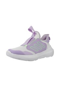 Zapatillas deportivas ligeras con una parte superior de malla blanca y acentos morados, correa elástica y suela texturizada para proporcionar tracción.