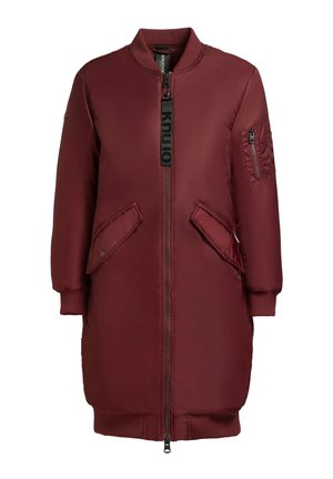 Burgunderfarbene Bomberjacke mit einem Frontreißverschluss, gerippten Bündchen, zwei seitlichen Taschen und einer Armtasche mit einem Logopatch. Glattes, glänzendes Material.