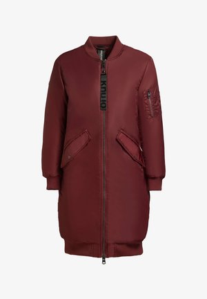 Burgunderfarbene Bomberjacke mit einem Frontreißverschluss, gerippten Bündchen, zwei seitlichen Taschen und einer Armtasche mit einem Logopatch. Glattes, glänzendes Material.