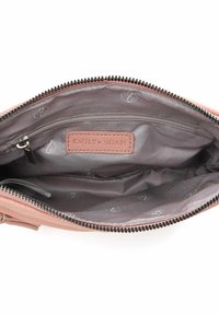 Interno di una borsa in pelle rosa con una fodera grigia, dotata di una tasca con zip e motivo del logo. Chiusura con zip e hardware argentato.