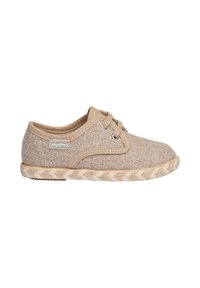 Zapatos beige con cordones hechos de un tejido texturizado, que presentan una suela tejida con un patrón en zigzag y una pequeña etiqueta de la marca en el costado.