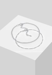 Collana in argento con tre filoni: una catena con perline, una catena a maglia attorcigliata e una catena liscia. Design minimalista con chiusura regolabile.