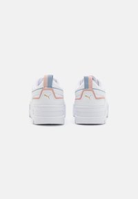 Zapatillas blancas con una suela texturizada blanca, acentos en rosa y azul claro, y un logo dorado. Parte trasera redondeada con una lengüeta acolchada en el talón.