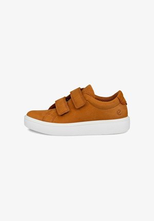 Ruskosude sneakerit valkoisella kumipohjalla, joissa on kaksi tarranauhaa yläosassa ja teksturoitu sivupaneeli.