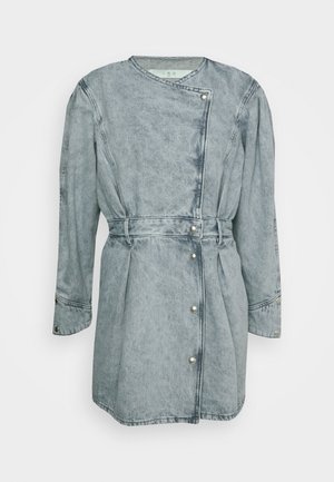 Chaqueta vaquera de lavado ácido azul claro con mangas largas, cierre asimétrico con botones y cintura con cinturón.