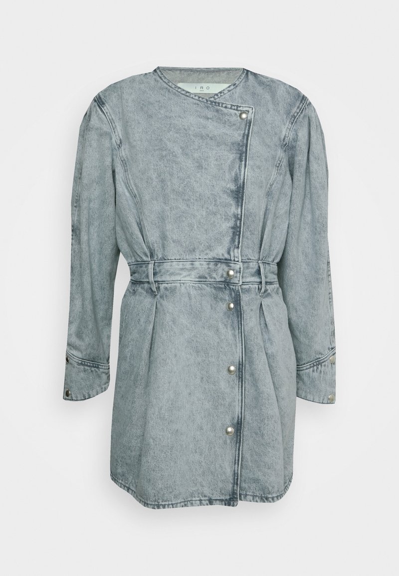 Veste en denim bleu clair acid-wash à manches longues, fermeture asymétrique par boutons et taille ceinturée.