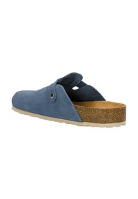 Chaussure en daim bleu à enfiler avec un design incurvé, une semelle en liège texturé et une semelle en caoutchouc dotée de rembourrage pour le confort.
