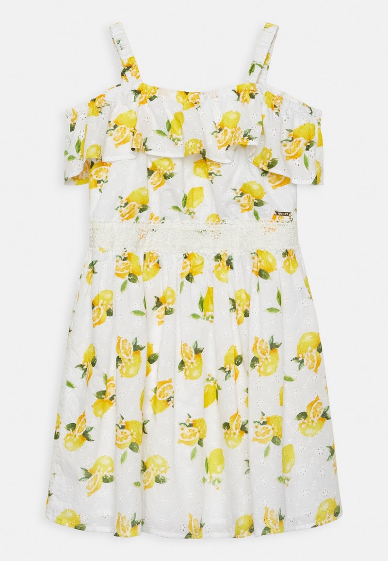 Weißes Strandkleid mit Zitronen- und Blumenmuster, Rüschenausschnitten an den Schultern und einem eng anliegenden Oberteil mit einer Spitzenakzent an der Taille.