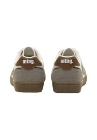 Zapatillas blancas y grises con un acento de talón de ante marrón; cuentan con suelas de goma y una marca en la parte trasera. Diseño texturizado y elegante.