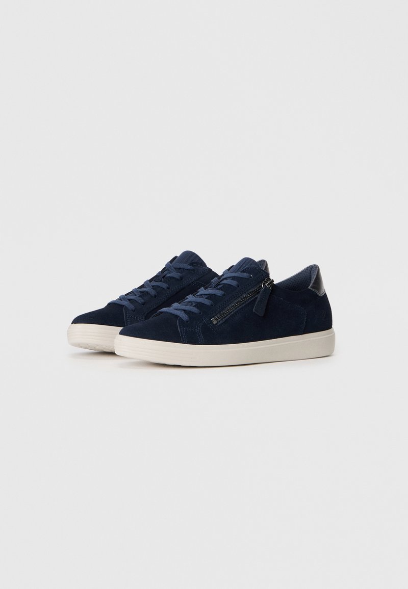 Marineblaue Wildledersneaker mit einer weißen Gummisohle, die Schnürsenkel und einen seitlichen Reißverschluss für einfaches Anziehen bietet. Glatte Textur und minimalistisches Design.