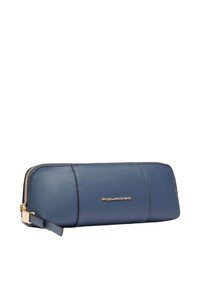 Blaues Lederetui mit glatter Textur, ausgestattet mit einem goldenen Logo und einem Reißverschluss. Rechteckige Form mit genähten Details.