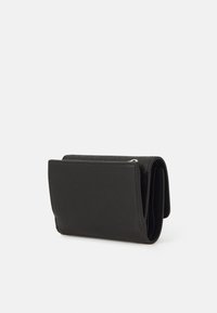 Čierna kožená peňaženka s prekladaným dizajnom, s hladkým povrchom a zipsovým vreckom na boku. Kompaktný a minimalistický tvar.