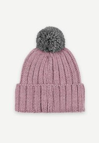 Pletená čepice v jemně růžové barvě s žebrovaným vzorem a šedou pomponem na vrchu. Materiál se zdá být silný a texturovaný.