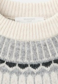Maglione lavorato a maglia con scollatura a costine. Presenta una morbida combinazione di colori crema, grigio e nero, con motivi di cuori e righe verticali.