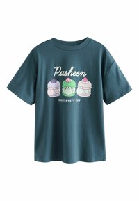 Teal bomulds T-shirt med grafik af tre søde dessertkarakterer med teksten "Pusheen" og "sweet every day". Korte ærmer og afslappet pasform.