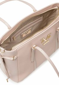 Borsa in pelle rosa con hardware dorato, doppio manico superiore, chiusura con zip e un interno aperto che presenta una tasca e un'etichetta del marchio.